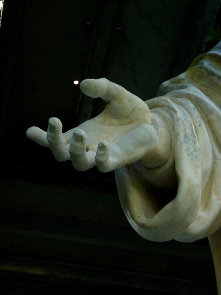 Grande statua marmorea collocata in esterno raffigurante S. Fiacre, Firenze 1696; fase del processo di restauro - Large marble statue was located in external representing St. Fiacre, Florence 1696, step the restoration process