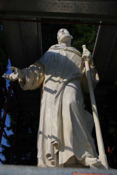 Grande statua marmorea collocata in esterno raffigurante S. Fiacre, Firenze 1696; fase del processo di restauro - Large marble statue was located in external representing St. Fiacre, Florence 1696, step the restoration process