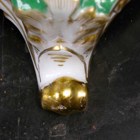 Coppia di vasi francesi in porcellana (sec. XIX) decorazione floreale; fase del processo di restauro - Pair of French porcelain vases (XIX century) floral decoration, step of invisible restoration