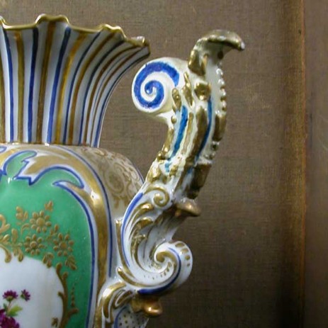 Coppia di vasi francesi in porcellana (sec. XIX) decorazione floreale; fase del processo di restauro - Pair of French porcelain vases (XIX century) floral decoration, step of invisible restoration