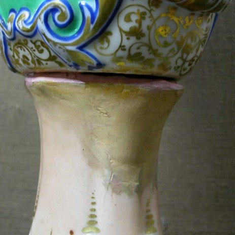 Coppia di vasi francesi in porcellana (sec. XIX) decorazione floreale; fase del processo di restauro - Pair of French porcelain vases (XIX century) floral decoration, step of invisible restoration