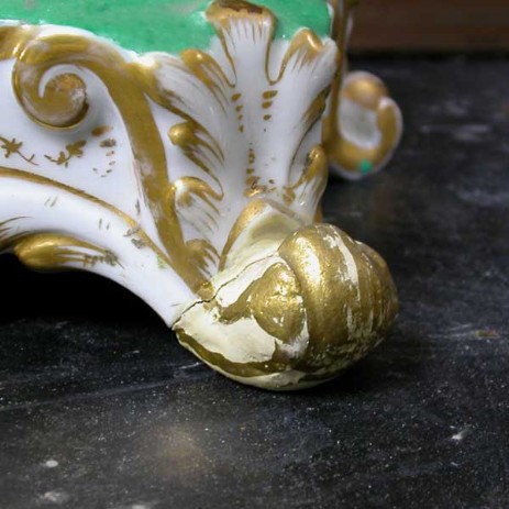 Coppia di vasi francesi in porcellana (sec. XIX) decorazione floreale; fase del processo di restauro - Pair of French porcelain vases (XIX century) floral decoration, step of invisible restoration