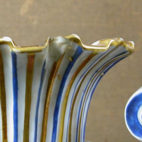 Coppia di vasi francesi in porcellana (sec. XIX) decorazione floreale; fase del processo di restauro - Pair of French porcelain vases (XIX century) floral decoration, step of invisible restoration