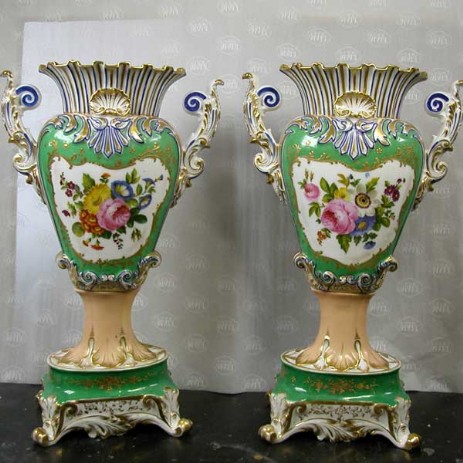 Coppia di vasi francesi in porcellana (sec. XIX) decorazione floreale; fase del processo di restauro - Pair of French porcelain vases (XIX century) floral decoration, step of invisible restoration