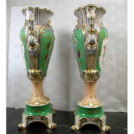 Coppia di vasi francesi in porcellana (sec. XIX) decorazione floreale; fase del processo di restauro - Pair of French porcelain vases (XIX century) floral decoration, step of invisible restoration
