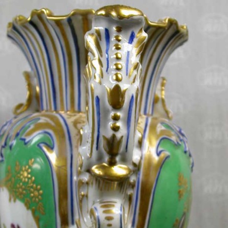 Coppia di vasi francesi in porcellana (sec. XIX) decorazione floreale; fase del processo di restauro - Pair of French porcelain vases (XIX century) floral decoration, step of invisible restoration