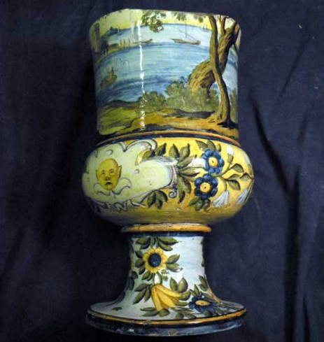 Vaso a cratere in maiolica di Castelli, fase del processo di restauro - Crater vase majolica of Castelli, step of the restoration process
