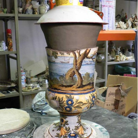 Vaso a cratere in maiolica di Castelli, fase del processo di restauro - Crater vase majolica of Castelli, step of the restoration process