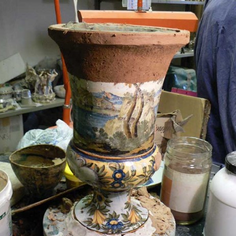 Vaso a cratere in maiolica di Castelli, fase del processo di restauro - Crater vase majolica of Castelli, step of the restoration process