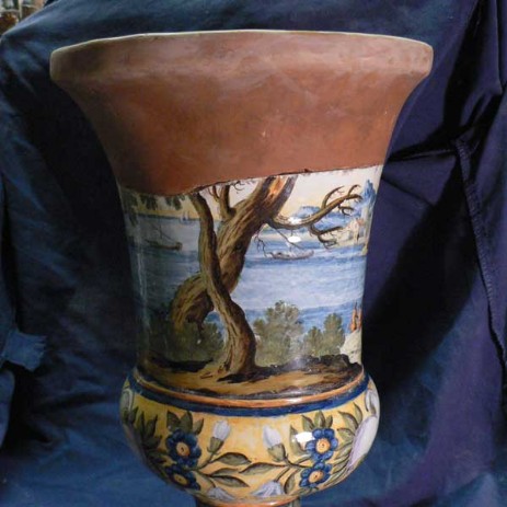 Vaso a cratere in maiolica di Castelli, fase del processo di restauro - Crater vase majolica of Castelli, step of the restoration process