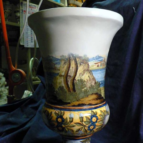 Vaso a cratere in maiolica di Castelli, fase del processo di restauro - Crater vase majolica of Castelli, step of the restoration process