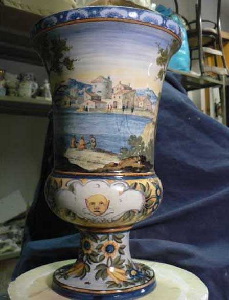 Vaso a cratere in maiolica di Castelli, fase del processo di restauro - Crater vase majolica of Castelli, step of the restoration process