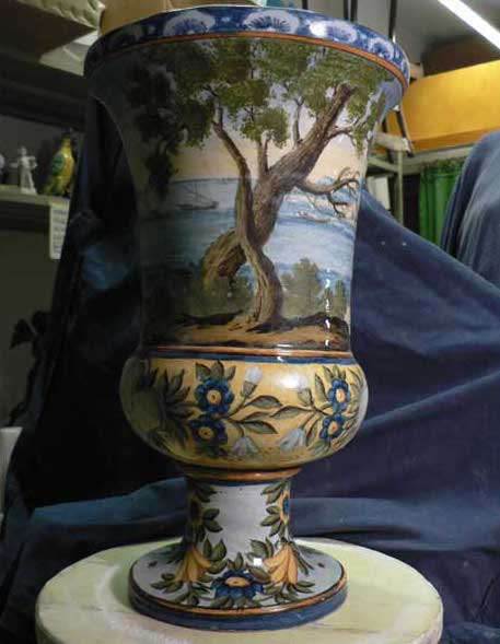 Vaso a cratere in maiolica di Castelli, fase del processo di restauro - Crater vase majolica of Castelli, step of the restoration process